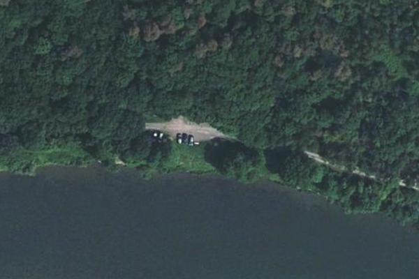 Le long de la Meuse après le parking monter a droite dans la forêt, parking